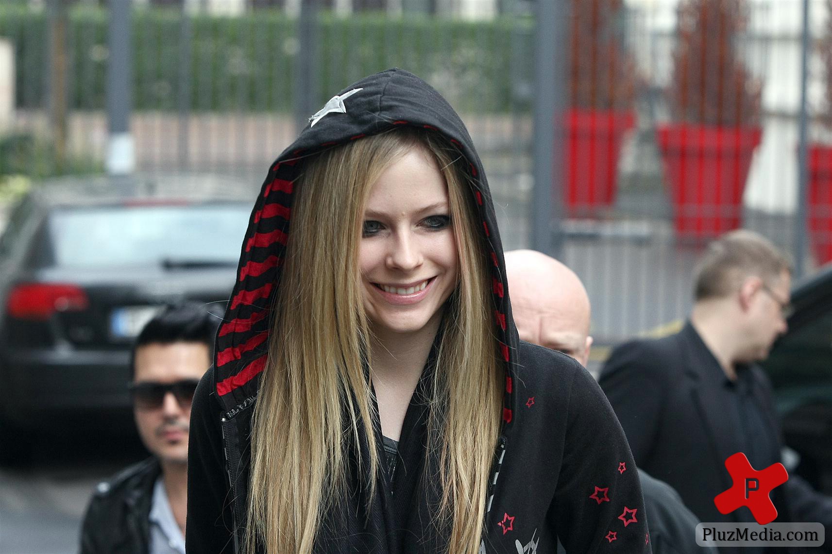 Avril Lavigne is all smiles as she leaves her Paris hotel photos | Picture 77884